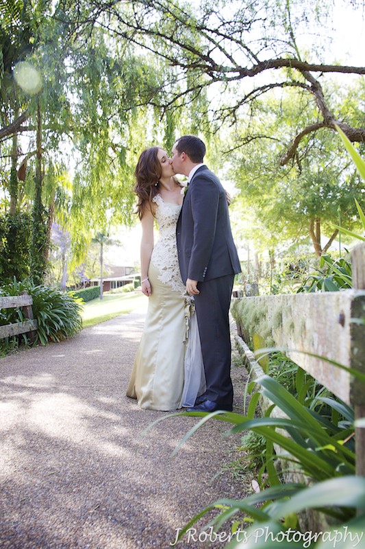 Couple kissing on mossy bridge - wedding photography sydney